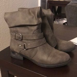Cute grey boots size 8!